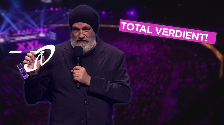 Chris Tall übergibt Comedypreis an Torsten Sträter | 1LIVE KÖLN COMEDY-NACHT XXL 2024