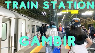 Download lagu STASIUN  KERETA GAMBIR KEDATANGAN DARI SURABAYA JAKARTA - TRAIN STATION GAMBIR JAKARTA INDONESIA