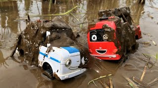 Mencari mainan di sawah, ada traktor pembajak sawah 