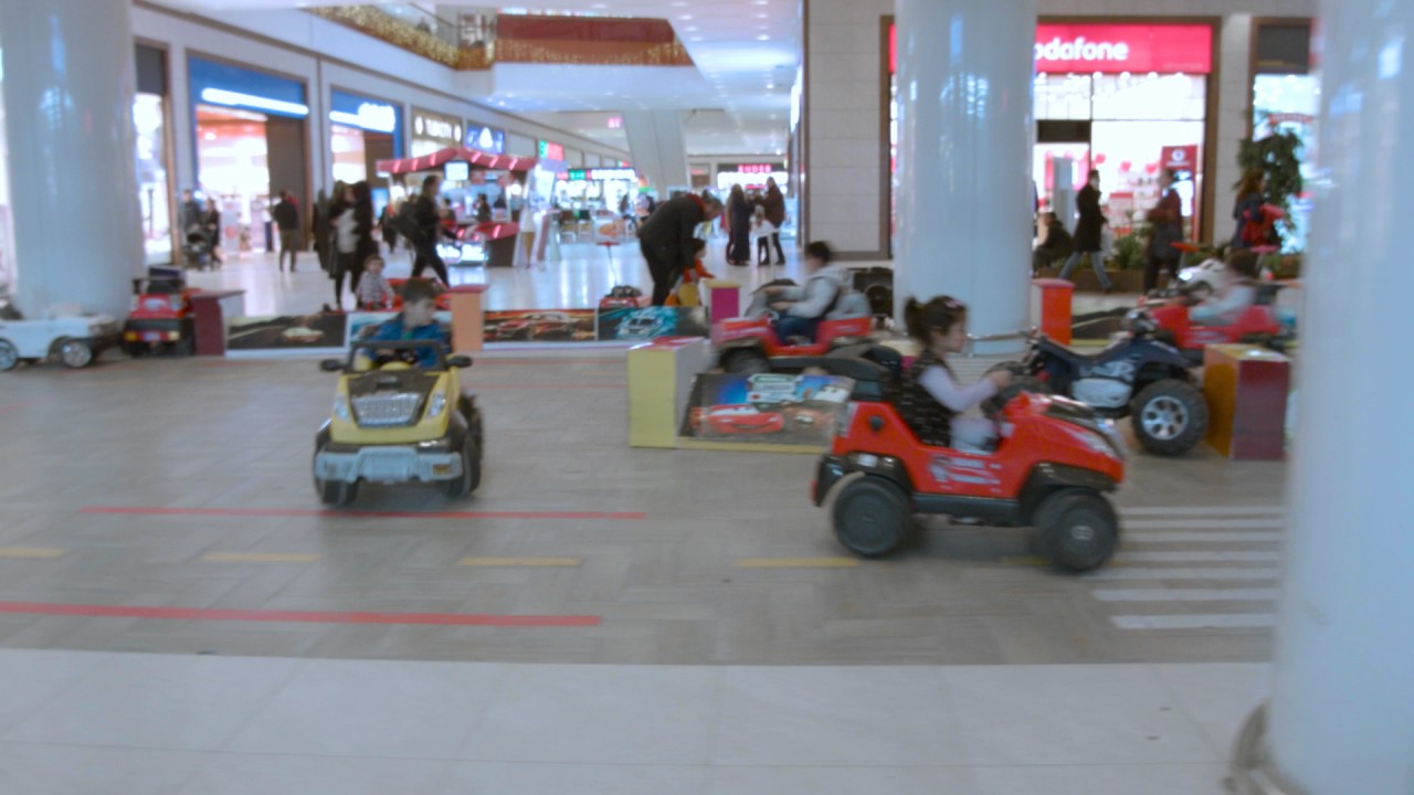 Çocukların eğlenerek zaman geçirecekleri alanlar ( Buz Pisti Akülü Araçlar ) Ceylan Karavil Park'ta