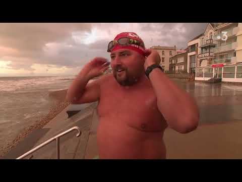 Homme En Lunettes De Natation Dans L'eau De La Mer égée Tenant Caméra  Nature Sur Le Fond. Ralenti. Grèce Banque De Vidéos - Vidéo du grec, plage:  214491440