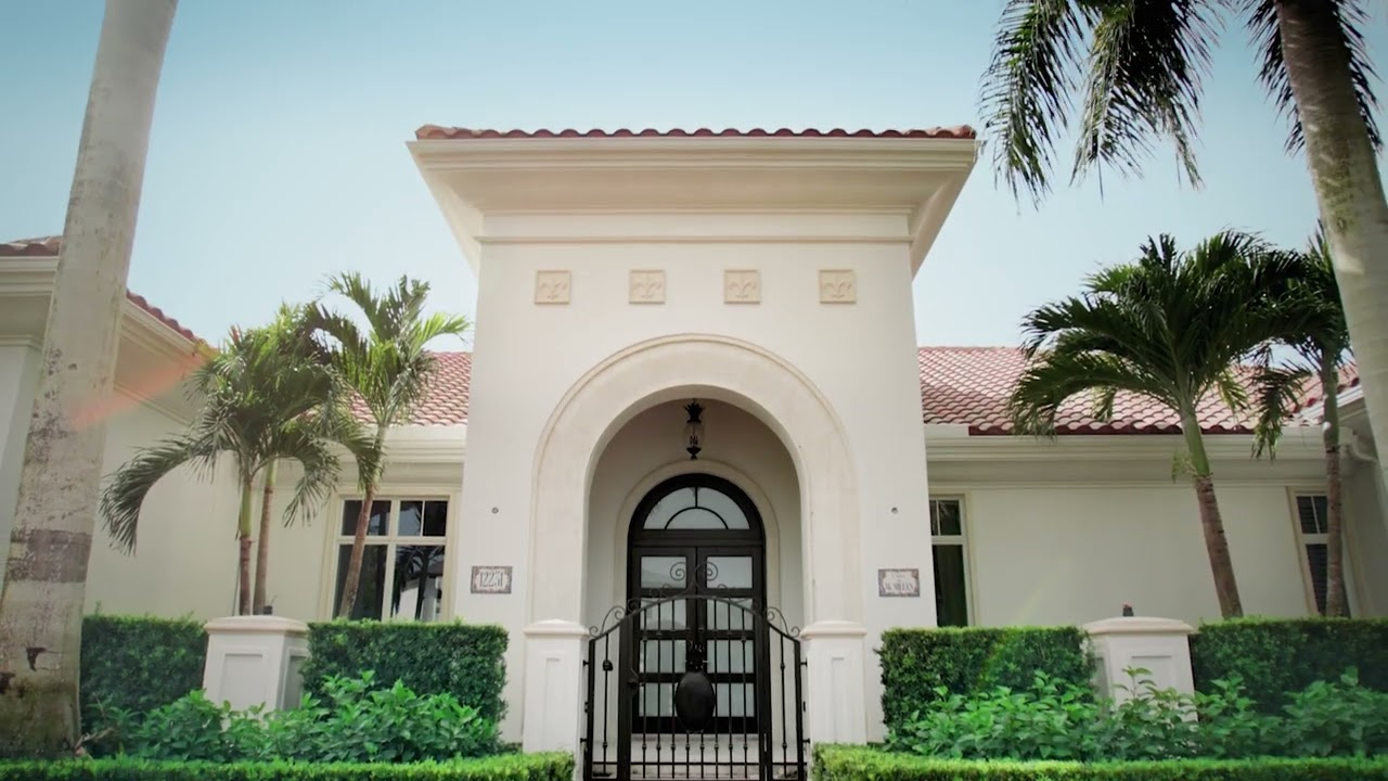 AURA® Exterior Paint – Redefines Your Painting Experience | Benjamin Moore  - YouTube