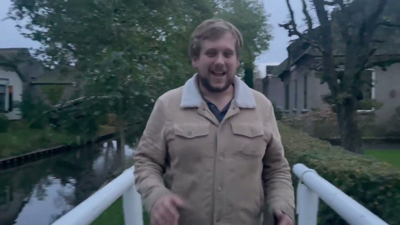 The Dutch Village with no roads…apparently (Cars in Giethoorn)