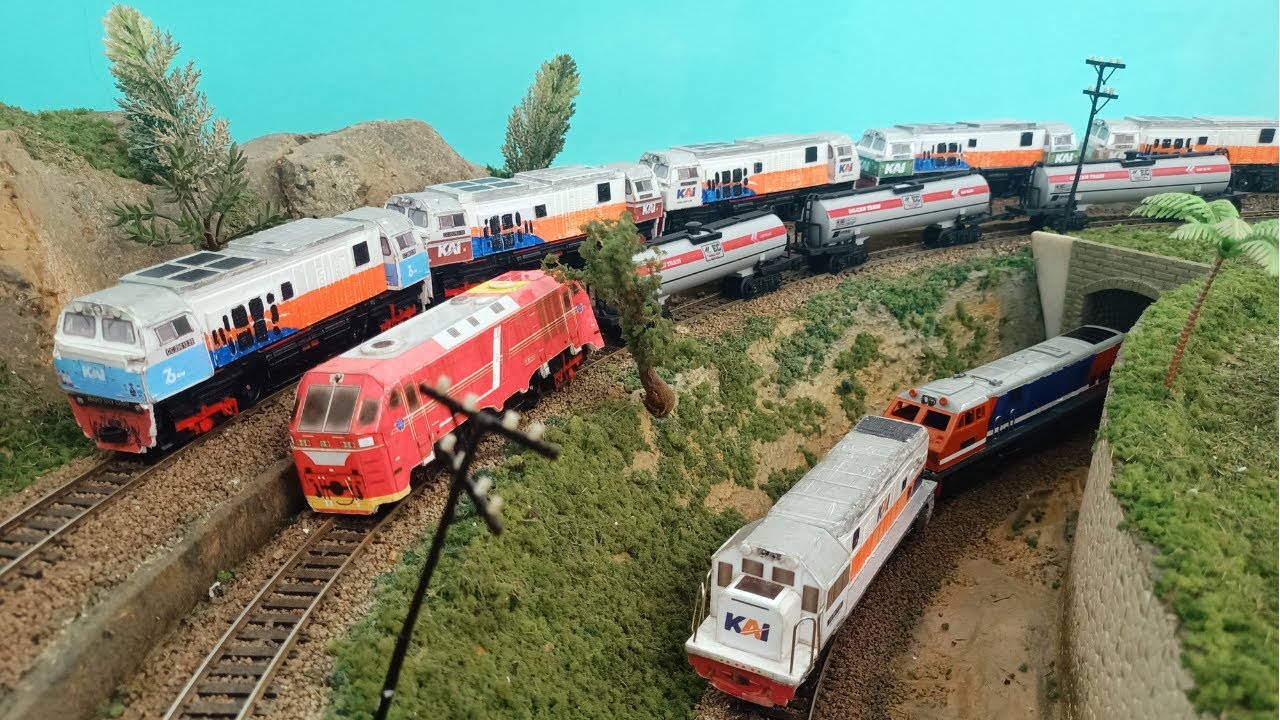 5 traksi || kereta api mainan cc 206 gandengan ditabrak lokomotif cc 300 hingga gerbongnya terguling