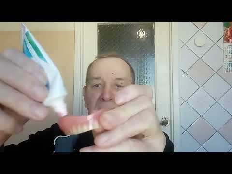 Как закрепить зубные протезы в домашних условиях