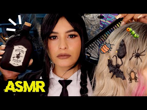 MERLINA ADAMS 🕷🦗 ¡te QUITA LOS PIOJOS! 🐛😵 (Eres ENID) I ASMR en ESPAÑOL I Ges ASMR