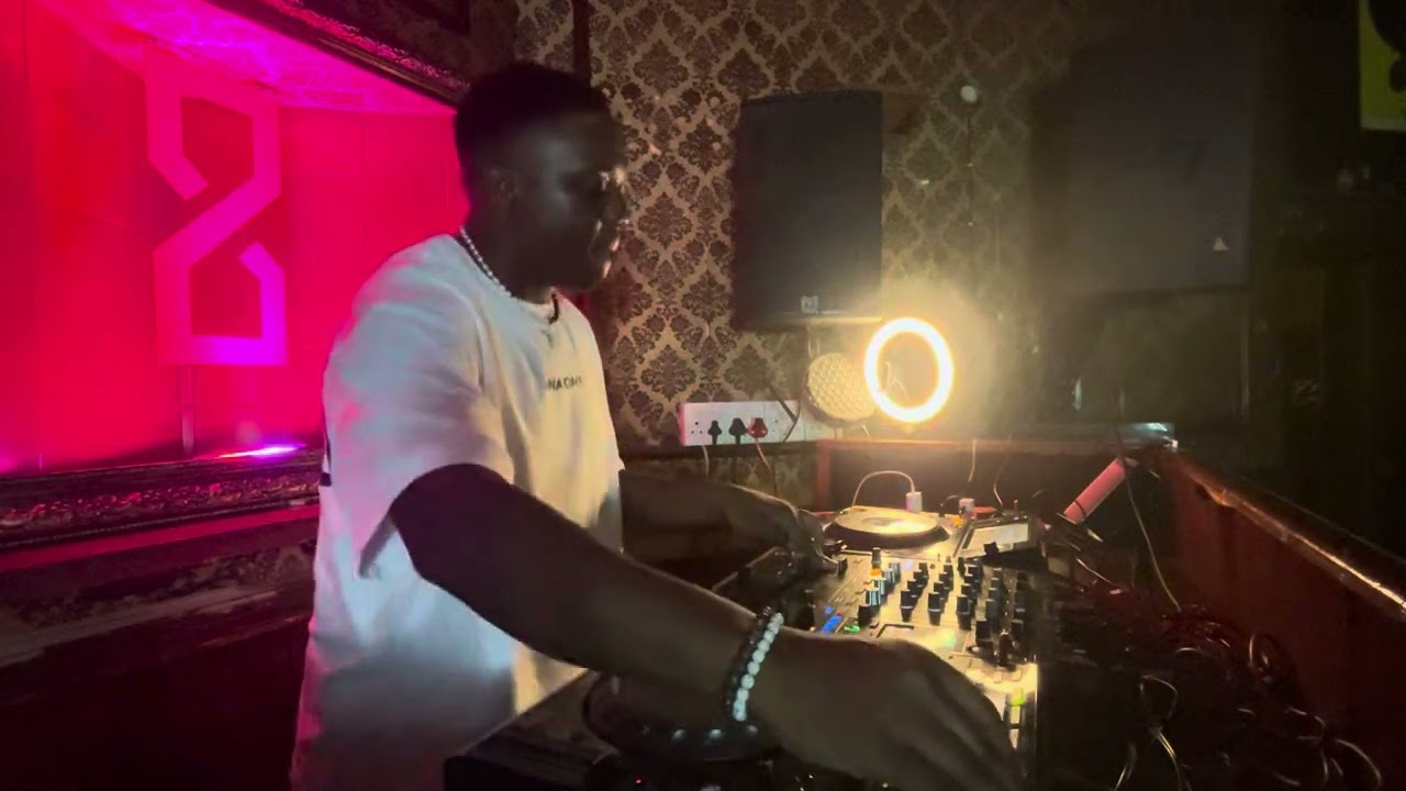 KingDonna Performing Afro House/Tech  Live Set at Kitcheners bar in Braamfontein(Johannesburg)