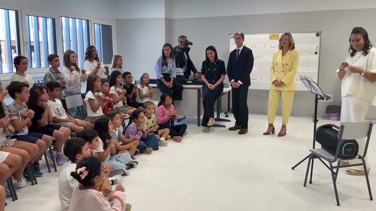 “Ama, ama y ensancha el alma”. Asi le han cantado en el CEIP de Rincón de Soto a la reina Letizia 