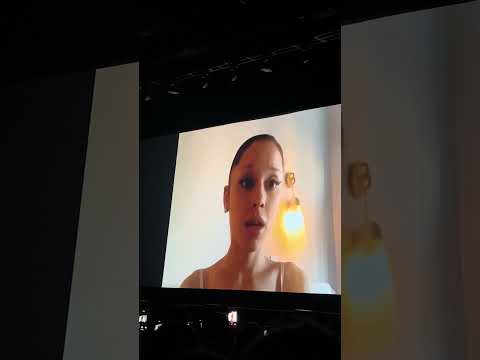 Ariana Grande manda um recado para os fãs na Première de Wicked Parte II #wicked #arianagrande