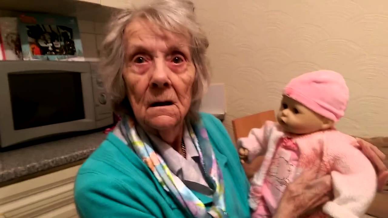 Mujer con demencia recibe un regalo…aquí el resultado. Compártelo! - YouTube