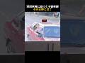軍用車両に近づく不審車両その正体とは？