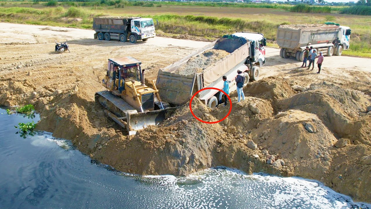 Incredible Recovery 25.5ton Dump Truck Was Stuck by Landslide Problems A Dozer Need Help Back