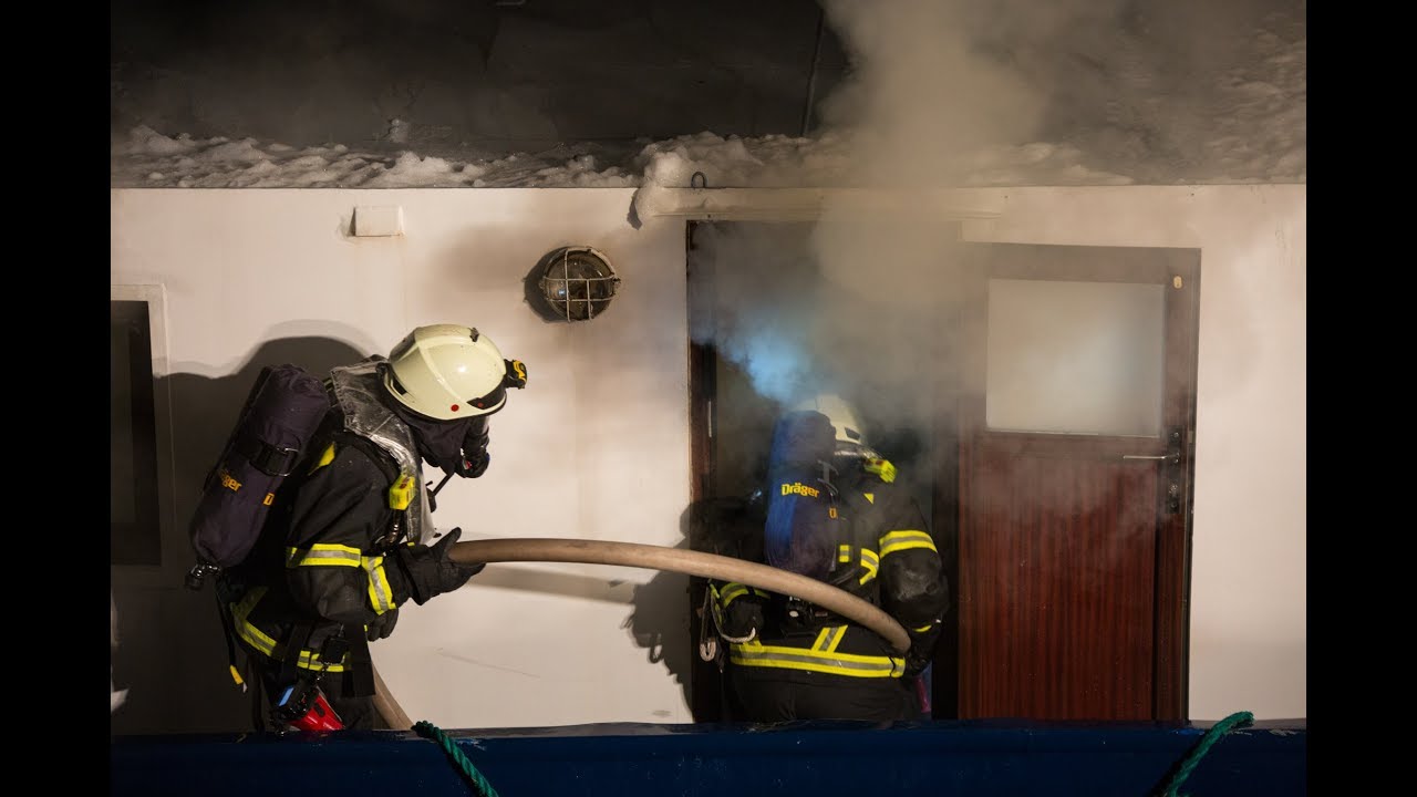 Großeinsatz durch Schiffsbrand in Ginsheim-Gustavsburg