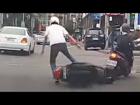 【車禍影片】騎車突然想大鵬展翅 ( 2023.06.12 新北市中和區連城路