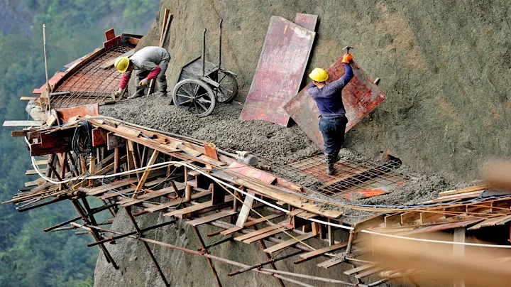 Awesome Chinese Workers, They Build Roads On Cliffs And Do The Most Dangerous Jobs - DayDayNews