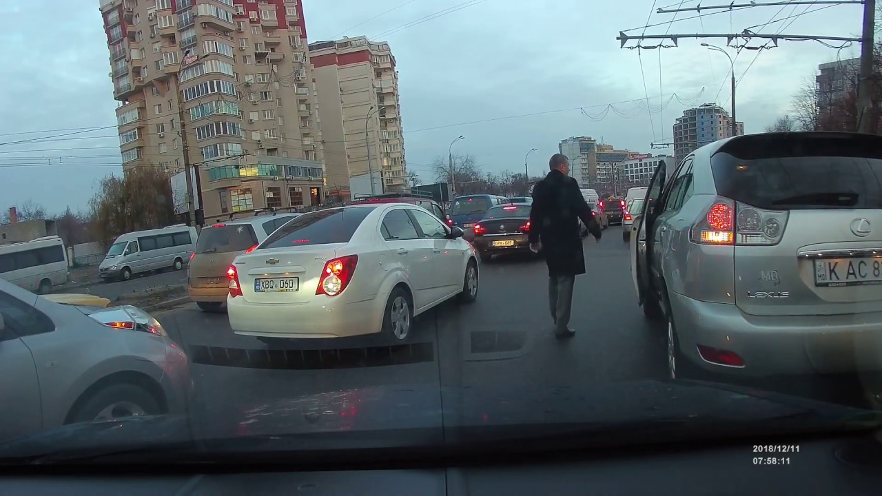 Поцарапал машину и уехал