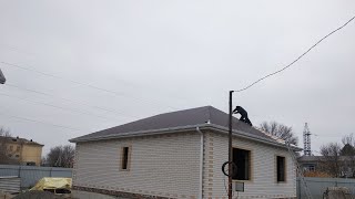 Монтаж профнастила на вальмовую крышу / Крыша одноэтажного дома