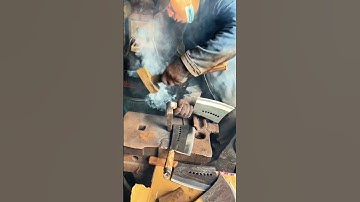 Xem quá trình thợ rèn tạo ra dao sắc bén chém sắt như chém gỗ