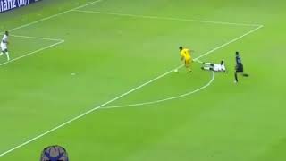 شوف الحمار الي يلعب كوره