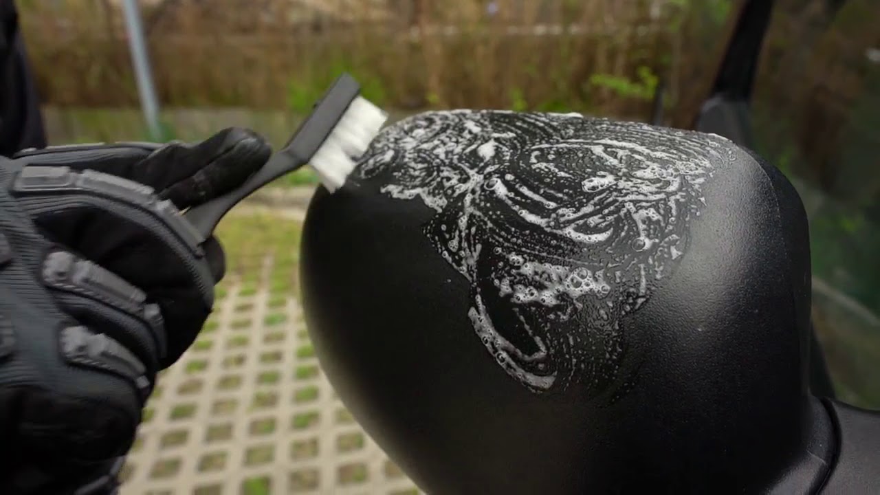 How to use MOTHERS Back To Black Heavy Duty Trim Cleaner Kit