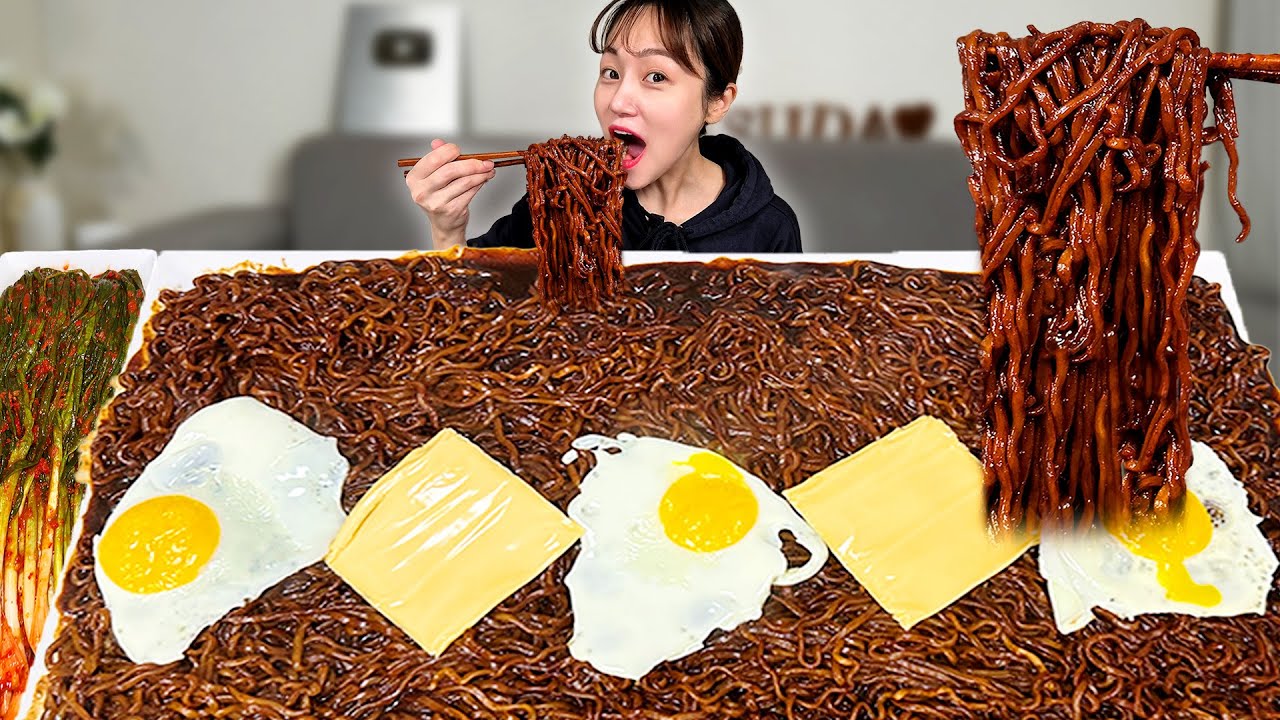오늘은 진짜장에 계란후라이 치즈까지 올려서 짜장라면 끓여왔어요😆 파김치랑 단무지랑 오랜만에 먹는 짜계치 먹방! Black Bean Noodles & Pa-Kimchi Mukbang