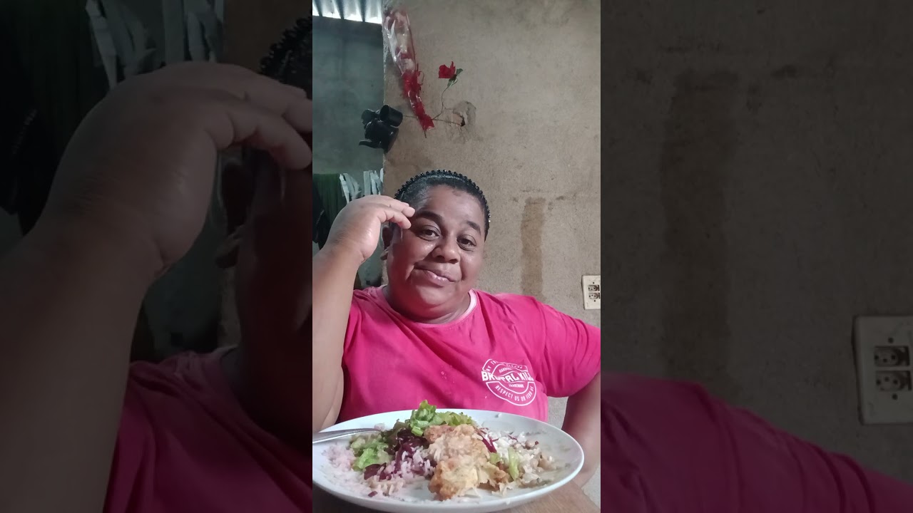 Frango  empanado  cm salada  se escreva no canal bgd. 
