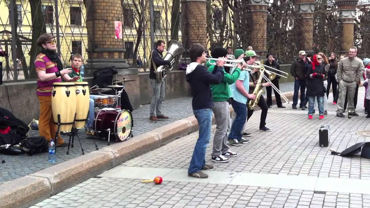 19 мая спб. Уличные музыканты на Невском. Уличные музыканты Санкт-Петербурга на Невском. Питерские музыканты на улице.