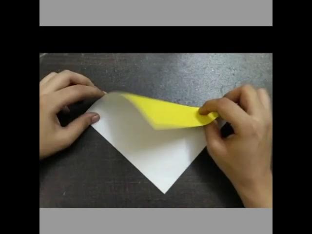 Premium AI Image  A duck made of paper that has a face on it