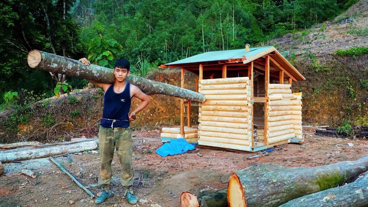 17-летний юноша решает построить временное убежище и продолжает строить свою мечту.