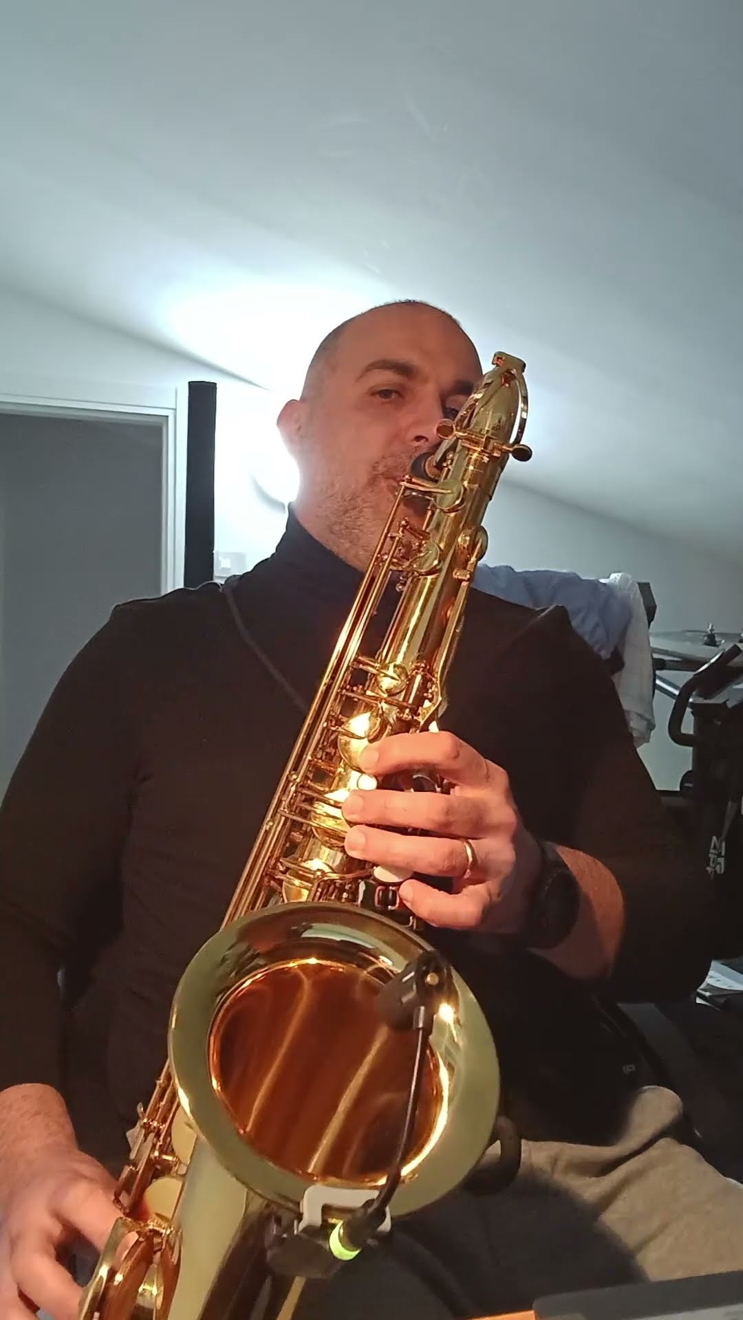 Guarda Stefano suonare
