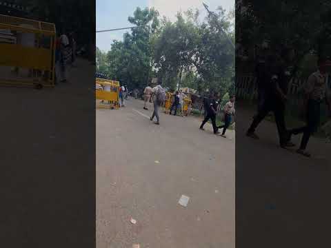 मथुरा स्टेशन रेलवे से 3 किलोमीटर दूरी पर उतरना पढ़ना पड़ेगा गोवर्धन के लिए तब आपको साधन मिलेंगे