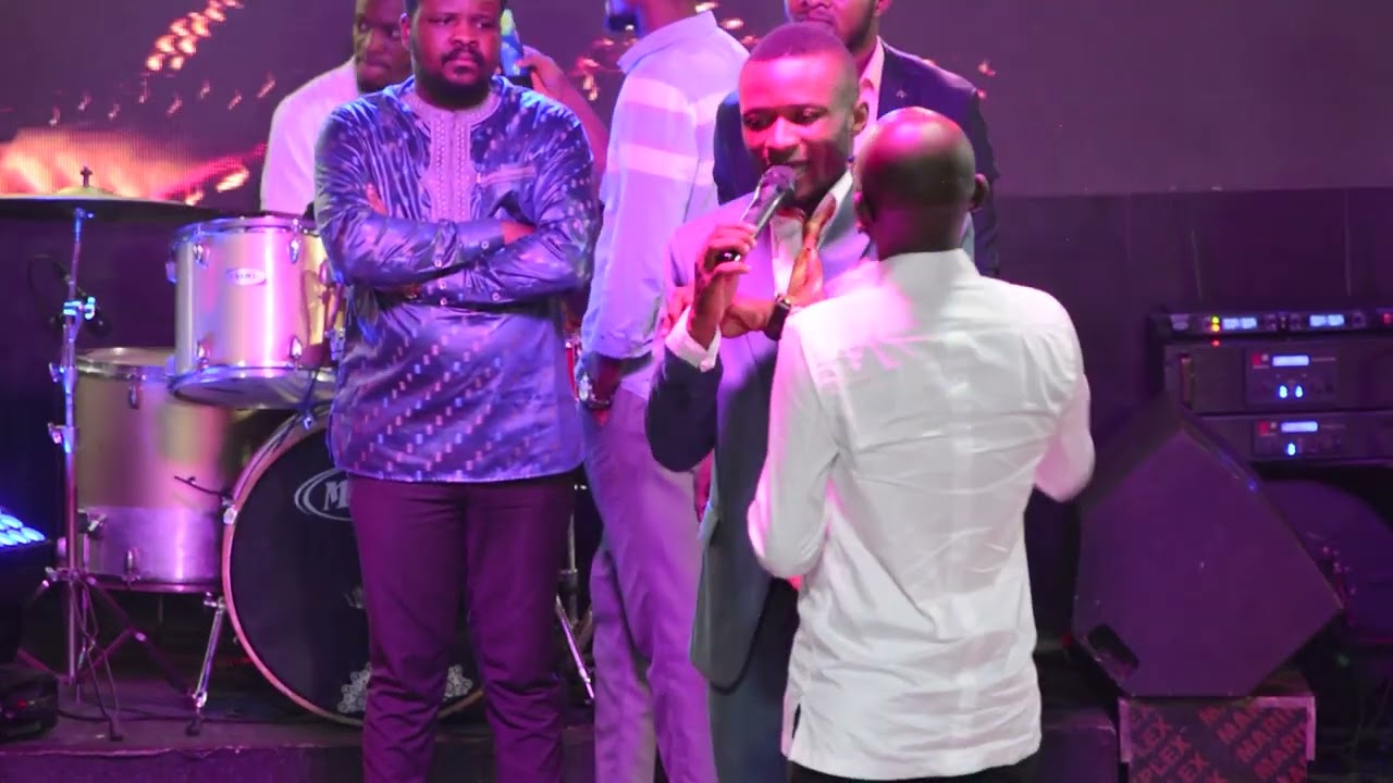 Serge wa Nzambi_ chante Dieu de surprise 🔥🔥🔥Au village chez temba 2024