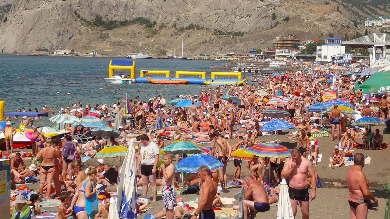 Крым сколько отдыхающих. Судак Крым пляж. Отдыхающие на пляже в Судаке. Пляжи Крыма сейчас. Пляж Крым много людей.