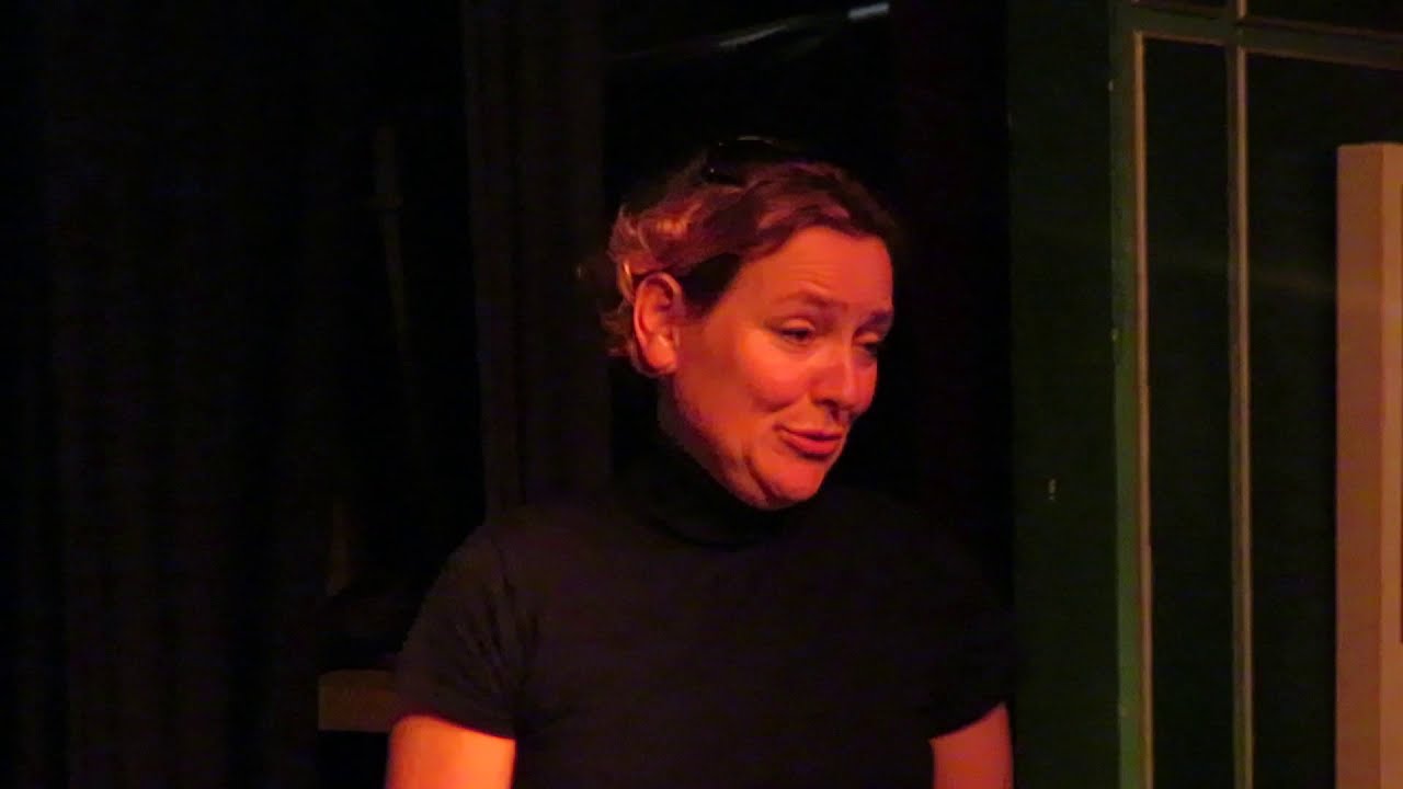 Babette Verhoef zingt liedje voor kleinzoon Lío in Torpedo theater Amsterdam