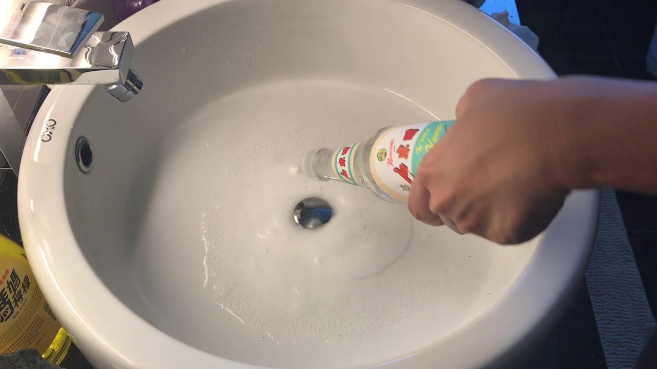 cleaning bathroom sink with vinegar