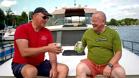 Wie fährt ein Boot rückwärts?