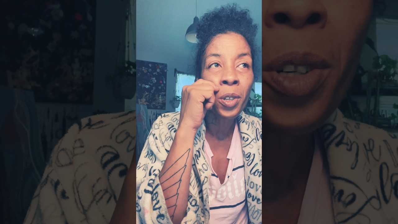 Дух в человеческой одежде следит за вами и вашими движениями? 