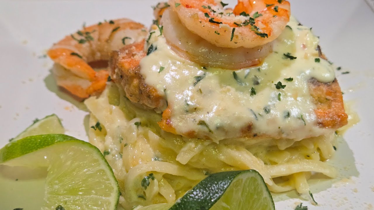 Salmón en queso boursin, camarones y creamy garlic fettuccine!!!♥️♥️♥️