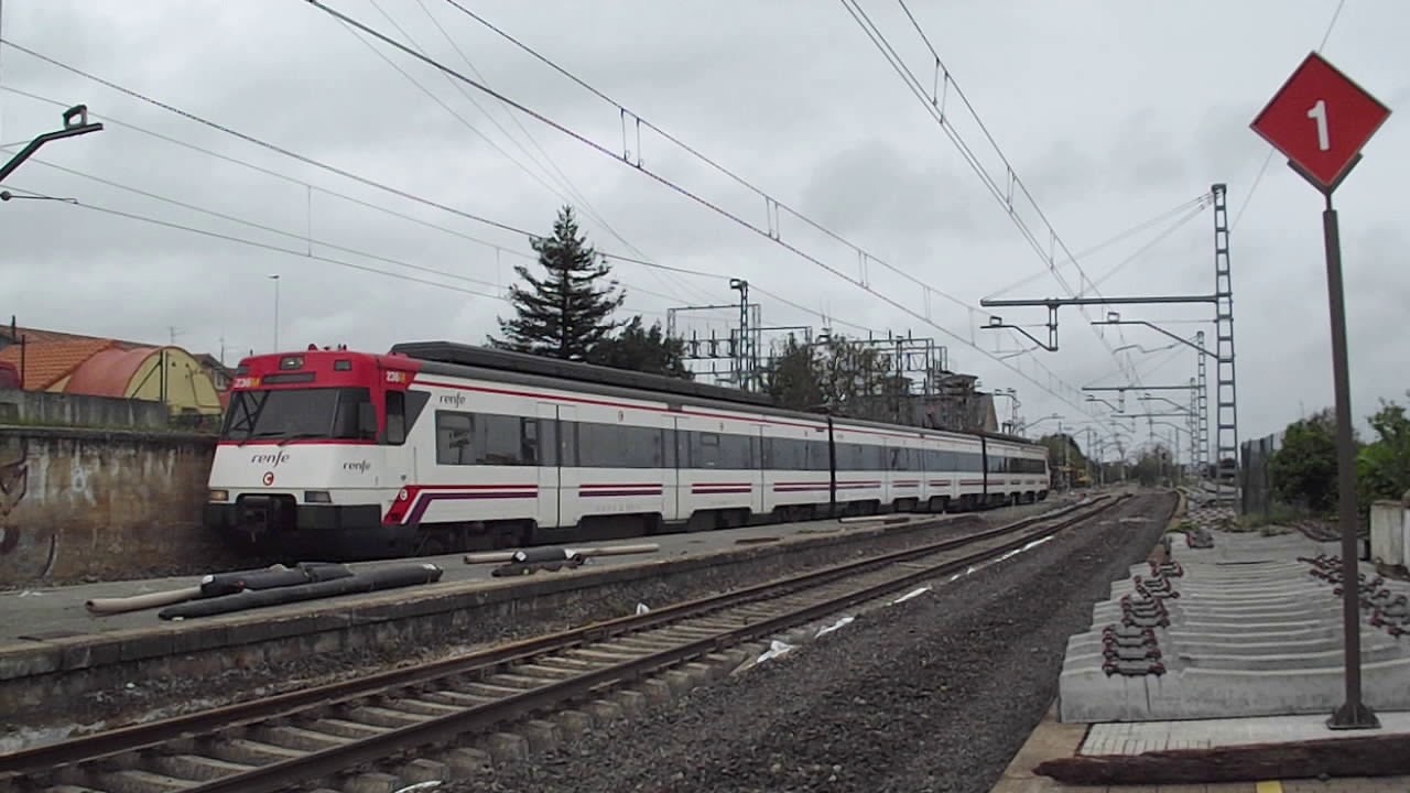 Renfe Cantabria 447 con la C al derechas en la estación de Guarnizo
