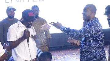 K1 DE ULTIMATE DRAG PASUMA ON STAGE AS HE CONTINUE PRAISING AND RAINING MONEY ON HIM