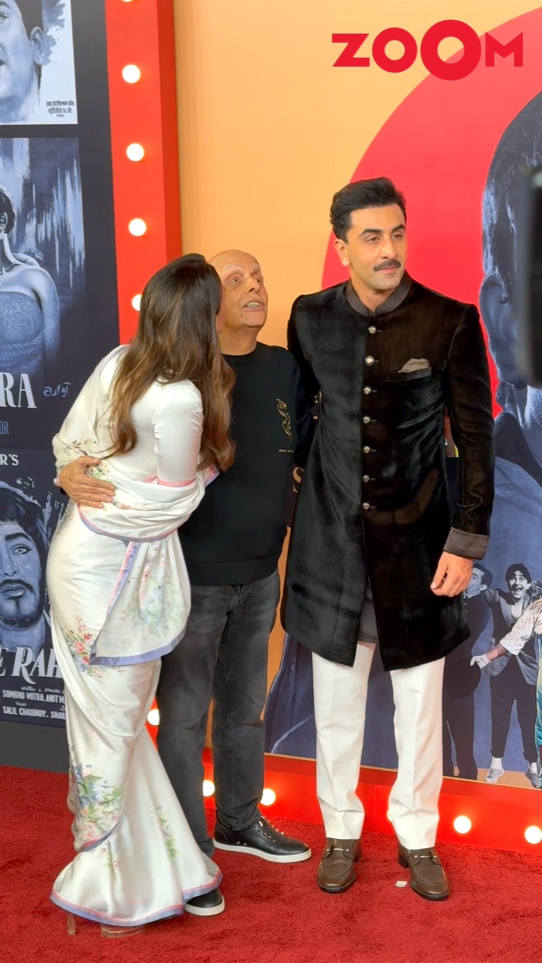 Alia Bhatt CUTELY kisses dad Mahesh Bhatt while posing with Ranbir Kapoor ? #shorts #aliabhatt