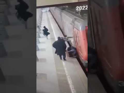 В Москве электричка несколько метров тащила женщину по платформе