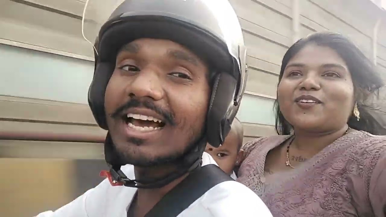 " Bhen ki shopping ne mujhe thaka diya! 😫.                     Dadar market.                     