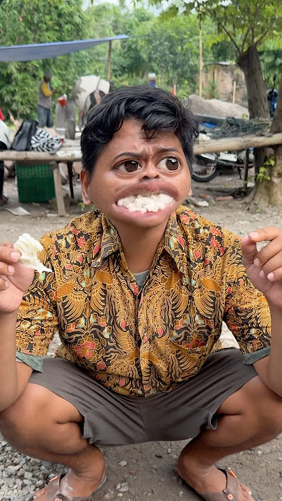 bapak makan kerupuk basah