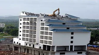 Dangerous POWERFUL Excavator Operator HIGH REACH DEMOLITION EXCAVATOR RIPPING DOWN BUILDING