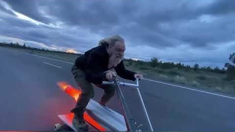 Дедуля по имени Роб Мэддокс устанавливает реактивные двигатели на все, что может ездить.