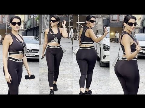 Malaika Arora Spotted In A Dazzling Yoga-Pants look, Offers Blessings To A  Small Kid - video Dailymotion