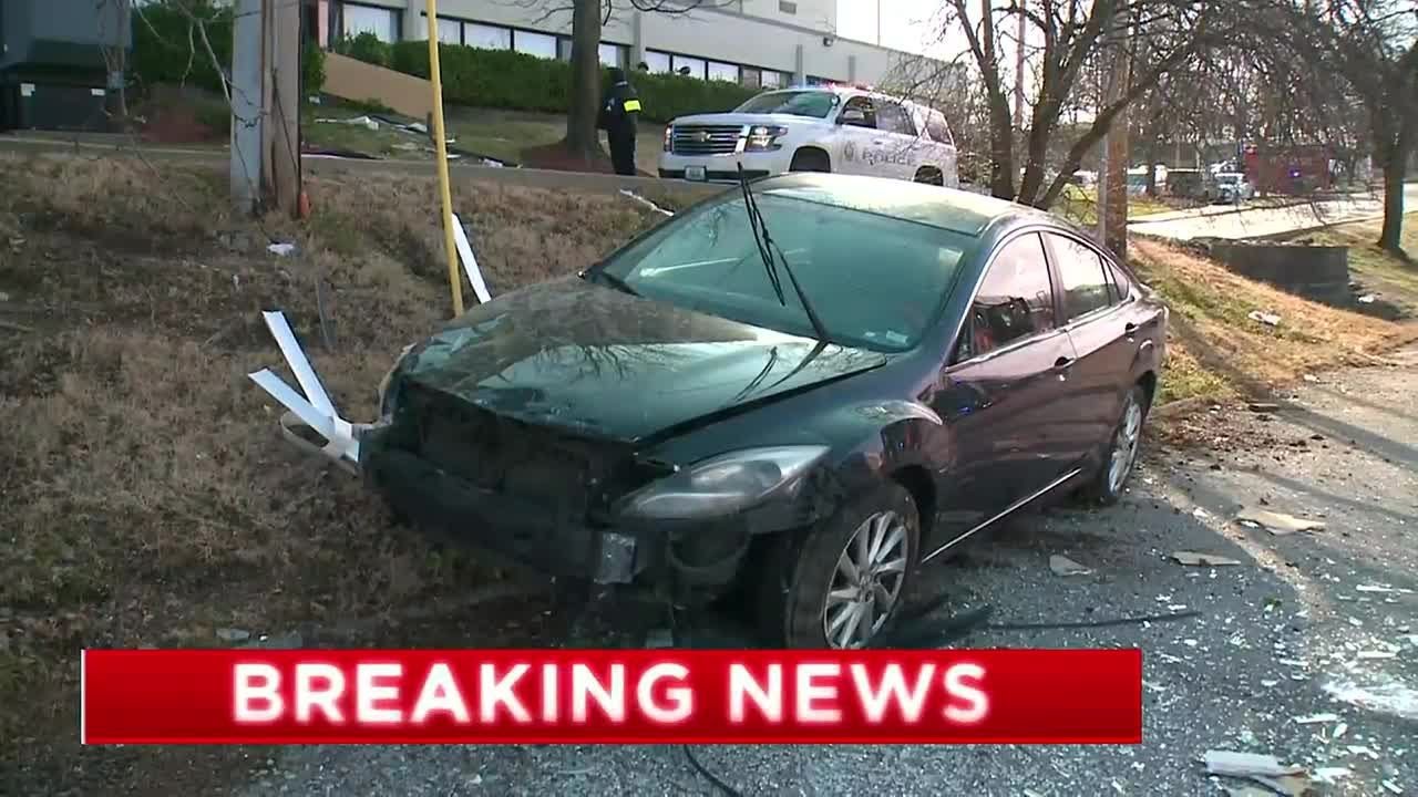 3 injured after car crashes into an apartment building in South City ...