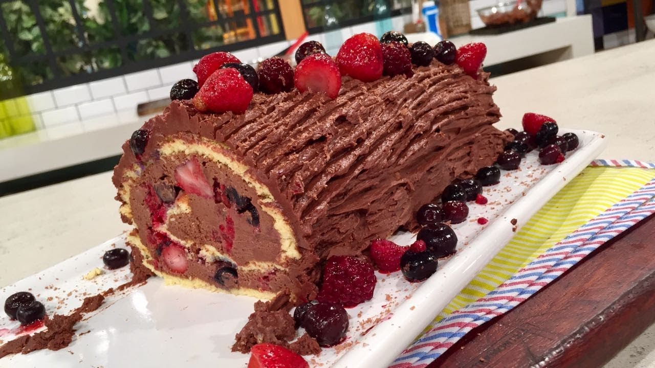 Tronco de chocolate y frutos rojos en pionono casero