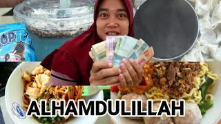 Hitung uang hasil jualan didepan rumah